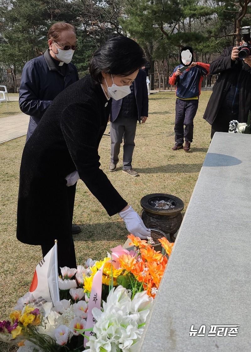 추모식이 열리기에 앞서 더불어민주당 박영선 후보가 묘역에서 참배를 올렸다./ⓒ심주완 기자
