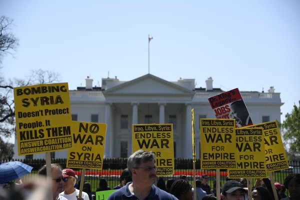 2018년 4월 14일, 미국 워싱턴의 백악관 북쪽에서 시리아에 대한 군사 공격에 대한 플래카드 시위가 있었다.