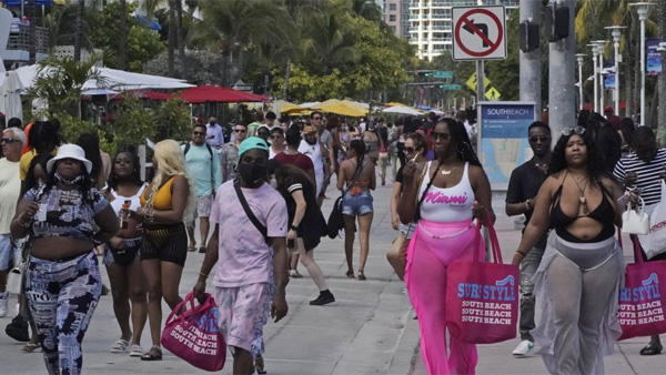 휴양객들로 붐비는 미국 마이애미비치 거리 [사진 제공: 연합뉴스]