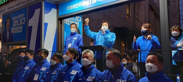박영선 후보가 무대에 오르자 시민들이 '박영선' 연호