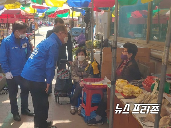 "열심히 하겠습니다!" 사진은 더불어민주당 이개호 의원이 6일 서울 송파구 마천중앙시장 상가를 누비며 박영선 후보 지지를 호소하고 있다.ⓒ뉴스프리존