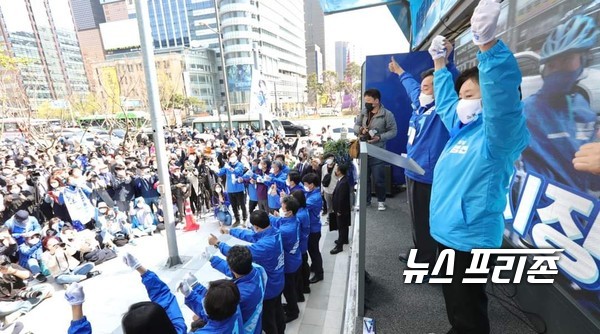 사진은 더불어민주당 박영선 후보가 6일 마지막 선거유세를 펼치며 양손을 높이 들고 필승을 다짐하고 있다. /사진:박영선 후보 선거캠프