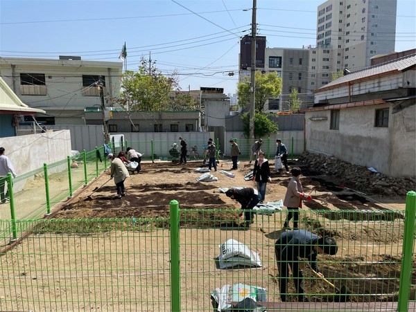 지난 7일 개강한 ‘배나무샘골 도시농부학교’에 참가한 도시농부들이 공유텃밭을 일구고 있다./ 남구청