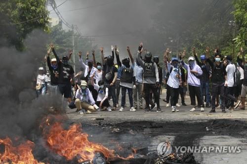 군경 무력진압에 '세 손가락 경례'로 맞서는 미얀마 시위대