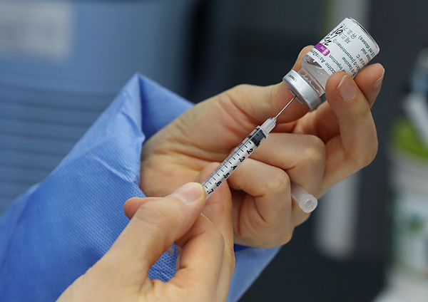 지난 8일 잠정 연기·보류됐던 아스트라제네카(AZ)백신 예방접종이 12일부터 재개된다.