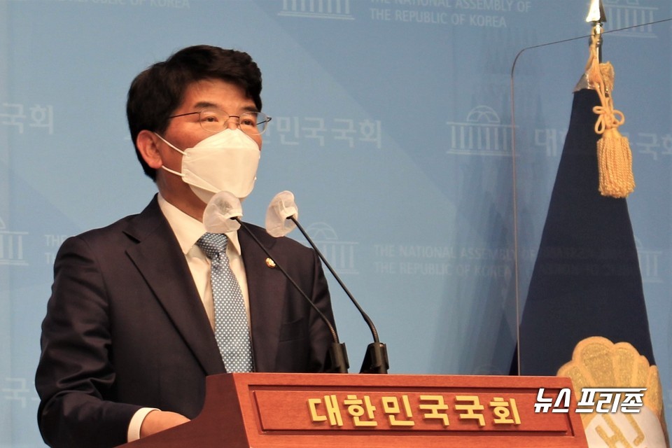 박완주 더불어민주당 의원이 12일 서울 여의도 국회 소통관에서 원내대표 출마선언 기자회견을 하고 있다. Ⓒ김정현 기자