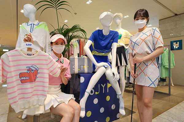 12일 오전 현대백화점 무역센터점 영캐주얼 브랜드 SJYP 매장에서 모델들이 새로 출시한 골프라인 컬렉션을 선보이고 있다. / ⓒ현대백화점그룹