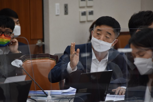 13일 강득구 의원이 질의를 통해 일본 후쿠시마 방사성 오염수 해양방출 결정과 관련한 우리 교육당국의 철저한 대책마련을 촉구하고 있다.
