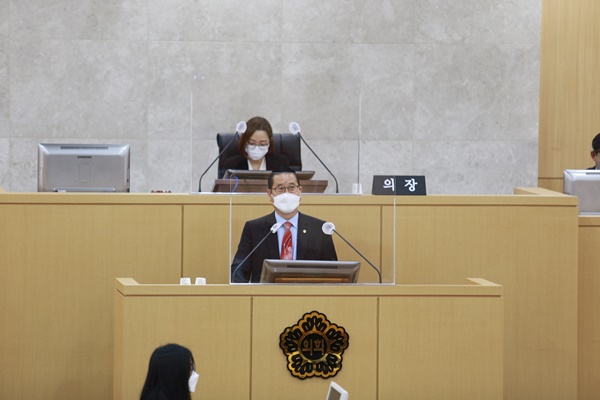 박용화 광주 남구의회 의원이 13일 남구의회 임시회 제3차 본회의 구정 질문을 하고 있다