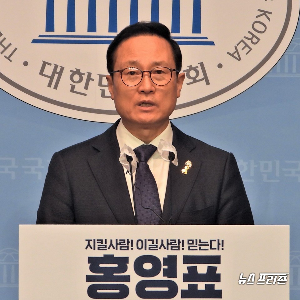 홍영표 더불어민주당 의원이 14일 서울 여의도 국회 소통관에서 기자회견을 통해 당대표 출마를 선언하고 있다. ©김정현 기자