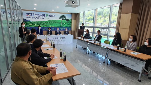 하동세계차엑스포 조직위와 경남 농업인단체들이 업무협약을 체결했다. 경남도