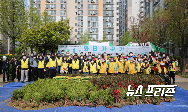iH공사의 ‘Go Green!’ 식수행사 후 기념 촬영 모습. / ⓒiH공사