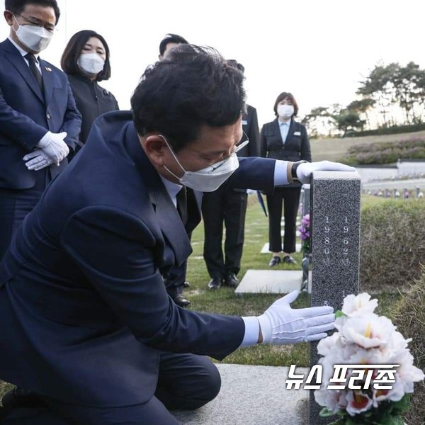 사진은 더불어민주당 송영길 의원이 지난 15일 광주  국립5.18민주묘비를 참배하고 있다.ⓒ송영길 의원실