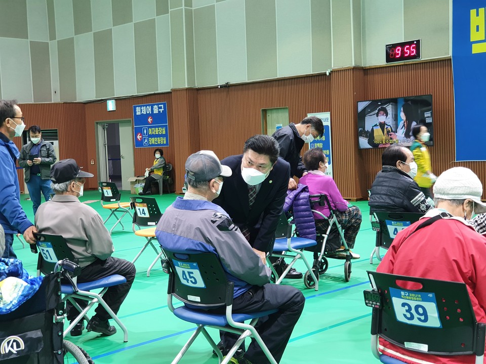 김연수 중구의회 의장이 16일 중구 부사동에 위치한 코로나19 백신예방접종센터를 방문해 관계자와 자원봉사자들을 격려했다./ⓒ중구의회