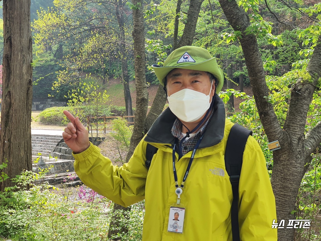 안복현 숲해설가가 17일 오전 9시 대전 보문산 사정공원 숲길에서 숲해설 프로그램을 바탕으로 시민에게 흥미있는 스토리텔링으로 보문산에 대한 이야기를 들려주고 있다./ⓒ이현식 기자