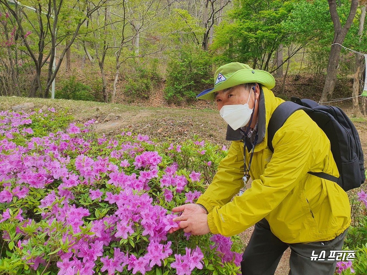 안복현 숲해설가가 17일 오전 대전 보문산 사정공원에서 숲이야기를 하는 가운데, 철쭉 꽃에 대해 상세한 설명을 하고 있다./ⓒ이현식 기자