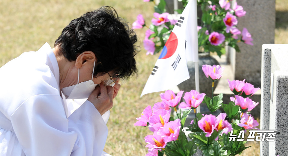 '4·19 혁명 기념식'이 열린 19일 서울 강북구 4·19민주묘지에서 한 유가족이 남편의 묘비 앞에서 눈물을 닦고 있다. Ⓒ연합뉴스