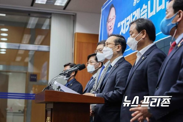 사진은 더불어민주당 당대표 경선에 출마한 홍영표 의원이 19일 전북 도의회에서 기자회견을 하고 있다.ⓒ홍영표 의원실