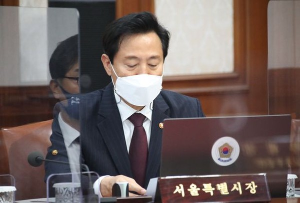 오세훈 서울시장이 20일 오전 정부서울청사에서 열린 국무회의에 참석했다./연합뉴스