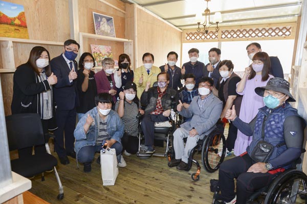 제41회 장애인의 날을 맞아 간소한 기념식 후 장애인 시설을 방문한 박윤국 시장이 장애인들과 함께 기념촬영을 하고 있다./Ⓒ포천시청