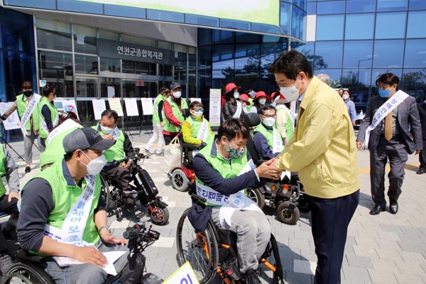 장애 인식개선 캠페인에서 장애인들을 격려하고 있는 김광철 연천군수./Ⓒ연천군청