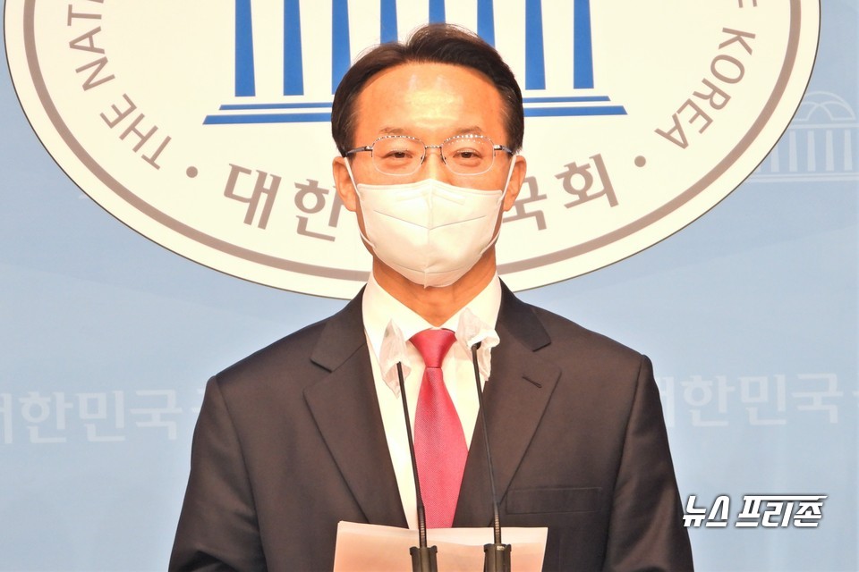 조해진 국민의힘 의원이 23일 서울 여의도 국회 소통관에서 기자회견을 통해 당대표 출마선언을 하고 있다. Ⓒ김정현 기자