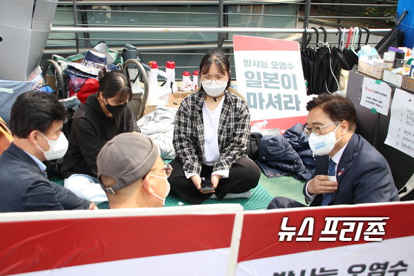 우원식 민주당 당대표 후보는 26일 일본대사관 앞에서 농성중중인 학생들을 방문해 이들을 격려했다.