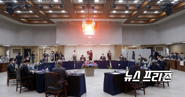 사진은 지난 25일 송파구청 4층 대강당에서 개최된 송파구 한예종 상임자문단 회의 모습