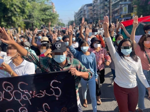 2일 양곤 시내에서 '플래시몹' 반군부 시위에 참석한 시민들 (사진=연합뉴스, 트위터 캡쳐)