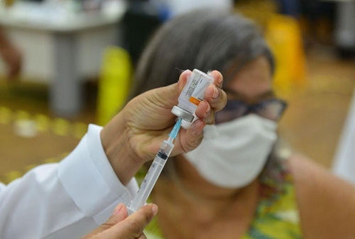 브라질 리우데자네이루 시내 보건소에서 코로나19 백신 접종이 진행되고 있다. [국영 뉴스통신 아젠시아 브라질]