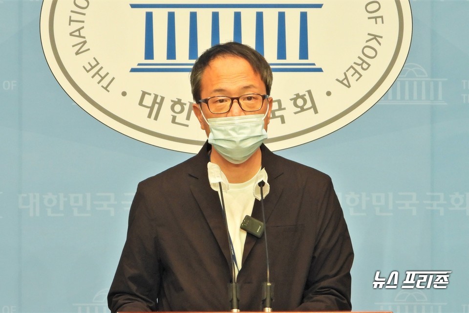 박주민 더불어민주당 의원이 4일 서울 여의도 국회 소통관에서 '안심 양육비 3법' 발의 기자회견을 하고 있다. Ⓒ김정현 기자