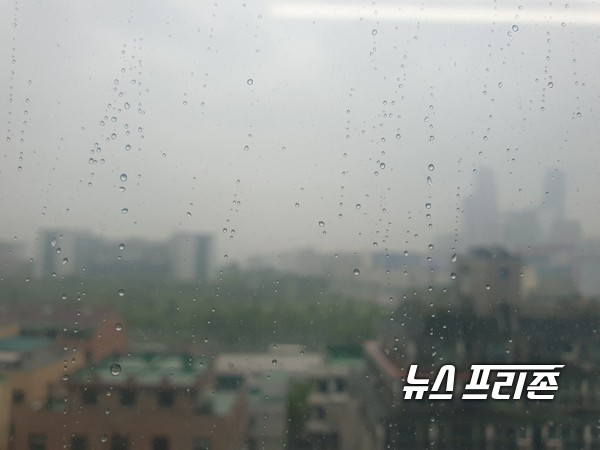 4일, 비가 내리고있는 서울 영등포구 모습