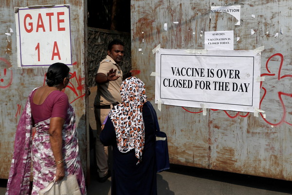 인도 코로나19 감염자 2천만명 넘어 '코로나19 백신 바닥났어요' 알리는 인도 백신센터 경찰관 [뭄바이 로이터=연합뉴스]