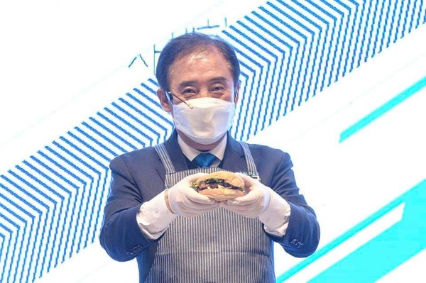 아이들을 위해 박윤국 시장이 직접만든 햄버거.