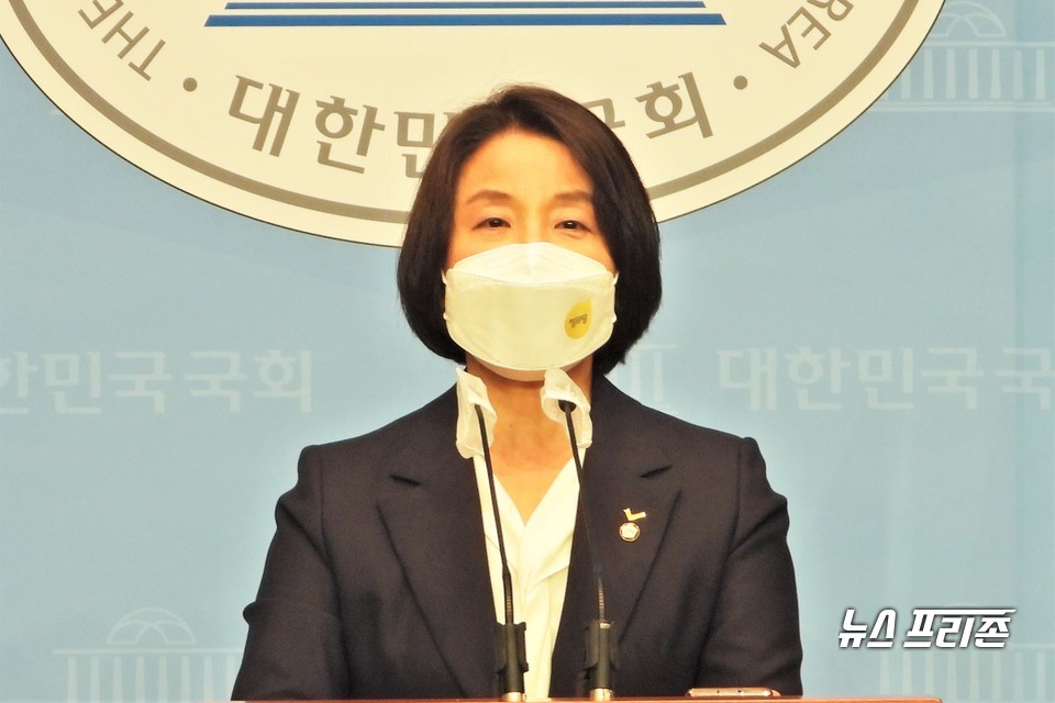 이은주 정의당 원내대변인이 6일 서울 여의도 국회 소통관에서 브리핑을 하고 있다. Ⓒ김정현 기자