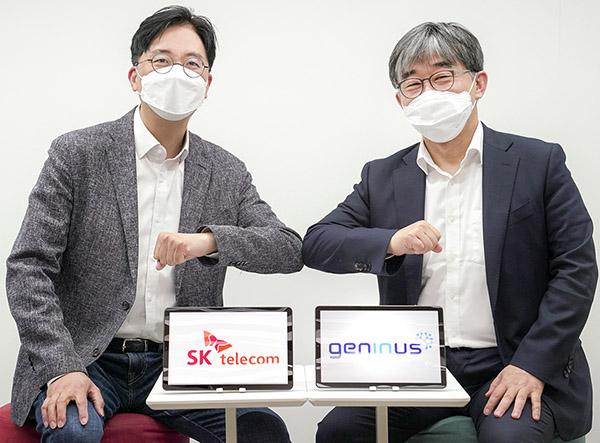 SKT 김윤 CTO(왼쪽)와 지니너스 박웅양 대표가 기념촬영을 하고 있다./ ⓒSK텔레콤