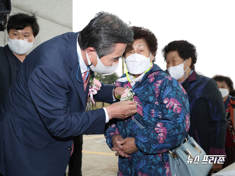 김동일 보령시장이 카네이션 꽃을 달아주고 있다.Ⓒ보령시청