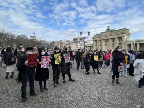 사진: 독일의 "아시아계 증오범죄 멈춰라" = 아시아계 2세들이 28일(현지시간) 독일 브란덴부르크문 앞에서 미국 애틀랜타 총격 사건 희생자들을 애도하고 아시아계에 대한 증오범죄를 멈추라고 촉구하는 집회를 열었다.