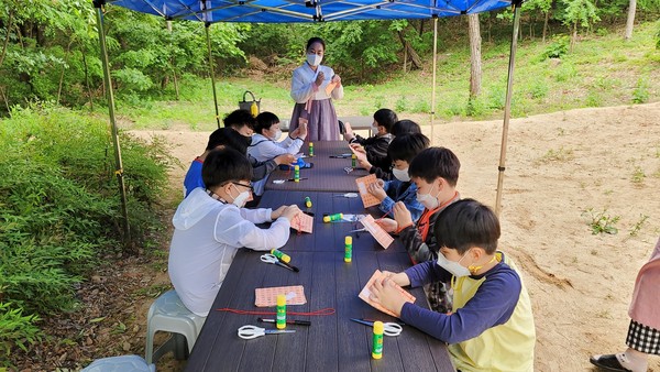 지산초등학교 학생들이 지난 10일 고산서당에서 옛 책을 만들어보는 ‘오침안정법’을 체험하고 있다./ⓒ수성구청