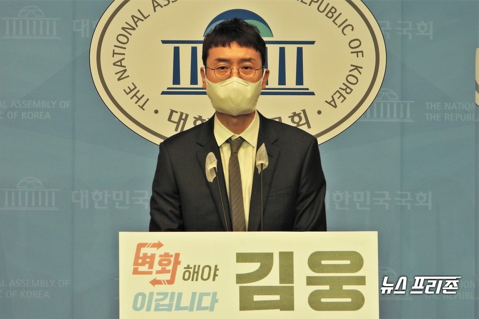 김웅 국민의힘 의원이 13일 서울 여의도 국회 소통관에서 기자회견을 통해 당대표 경선 출마를 공식 선언하고 있다. Ⓒ김정현 기자
