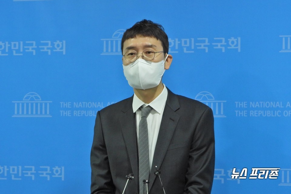 김웅 국민의힘 의원이 13일 서울 여의도 국회 소통관에서 당대표 출마 기자회견을 한 뒤 기자들의 질문에 답하고 있다. Ⓒ김정현 기자