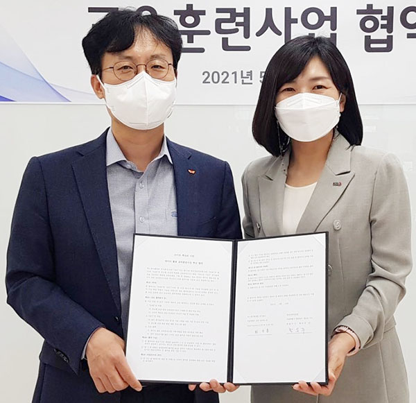 SKT Smart Factory 최낙훈 CO장(왼쪽)과 한국경영인증원 황은주 원장이 기념촬영을 하고 있다. / ⓒSK텔레콤