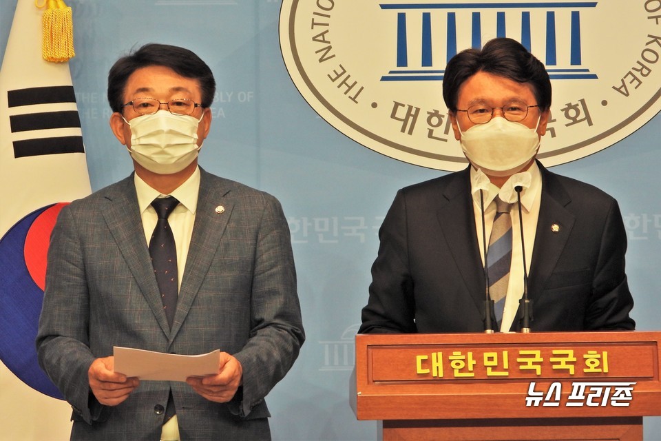 더불어민주당 황운하 의원(오른쪽)과 허종식 의원이 17일 서울 여의도 국회 소통관에서 '김기현 형제 부패비리 의혹, 신속 수사·기소 촉구' 기자회견을 하고 있다. Ⓒ김정현 기자