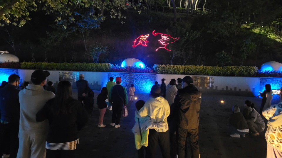 충남 예산군의 대표적 관광명소인 예당호 출렁다리의 레이저 빔 영상쇼가 지난해 12월 시작한 이후 관심을 받고 있다./ⓒ예산군청