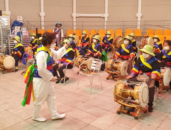 대덕재가노인복지관의 어르신들이 지난 12일 한국전통문화공연장에서 직접 전통의상을 입고 꽹과리, 장구를 치며 고산농악을 체험하고 있다./ⓒ수성구청