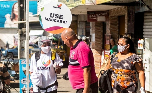 브라질 북동부 알라고아스주에서 보건인력이 주민들에게 마스크 착용을 권고하고 있다. [국영 뉴스통신 아젠시아 브라질]
