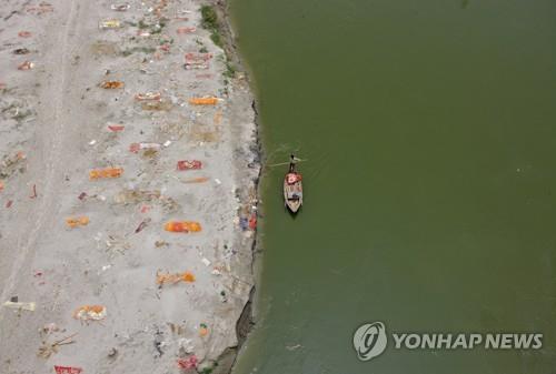 갠지스 강변에 늘어선 코로나 감염 사망자들 시신[로이터통신=연합뉴스]