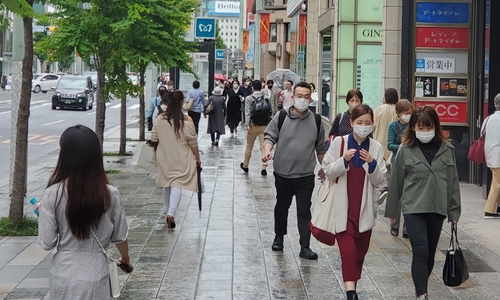 사진: 도쿄도(東京都) 등 일본 9개 광역자치단체에 코로나19 긴급사태가 발효 중인 가운데 21일 오후 도쿄의 상업지구인 긴자(銀座)에서 마스크를 쓴 사람들이 이동하고 있다.