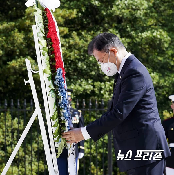 사진은 문재인 대통령이 한국전 당시 참전용사와 무명용사  묘비에 헌화하고 있다.Ⓒ청와대 제공