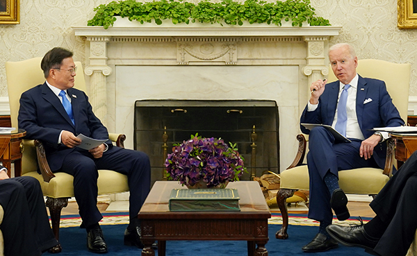 문재인 대통령이 21일 오후(현지시간) 백악관 오벌오피스에서 조 바이든 미국 대통령 등이 참석한 가운데 열린 소인수 회담을 하고 있다.